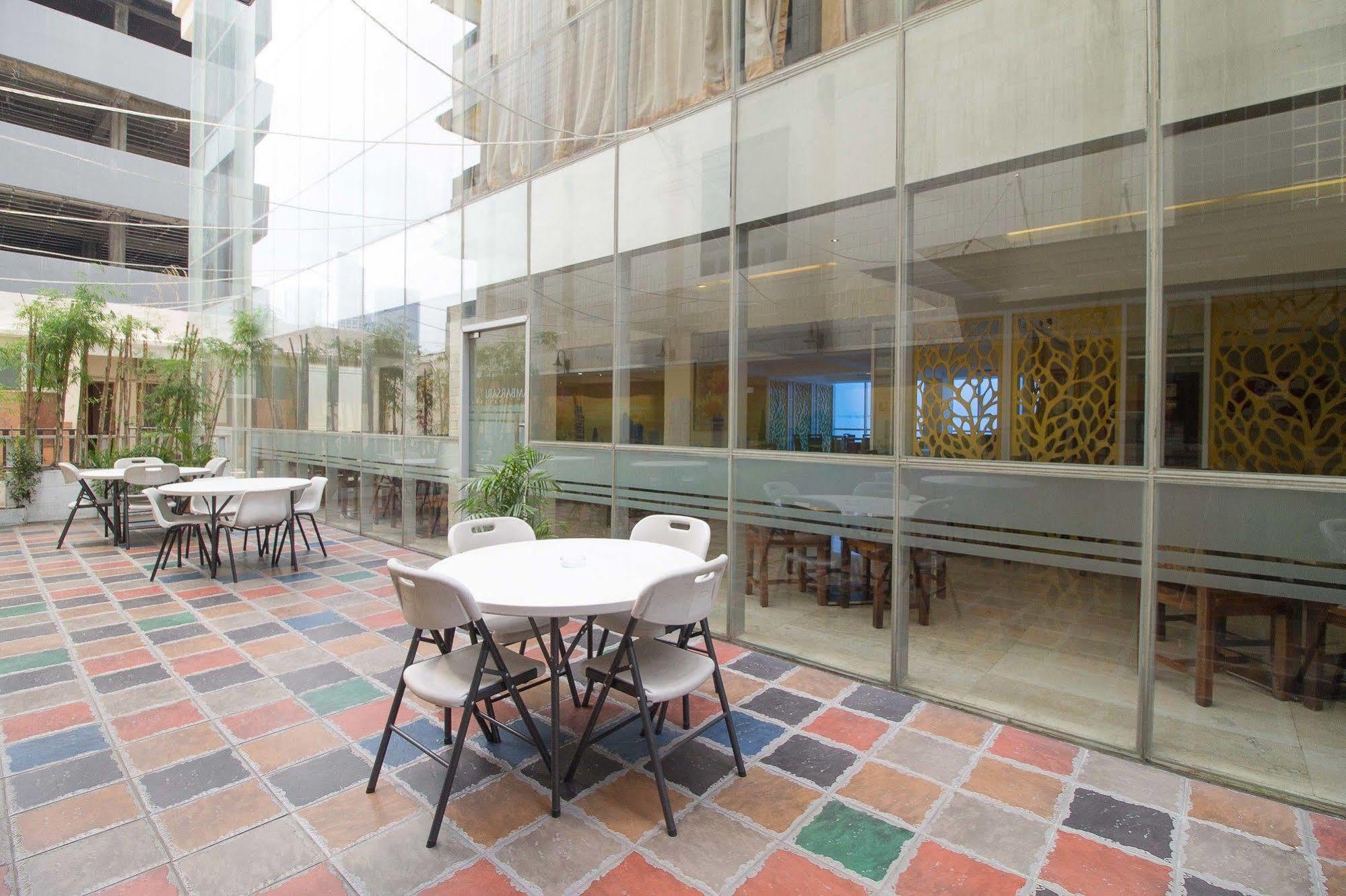 Hotel Reddoorz Premium @ Thamrin Kebon Sirih à Jakarta Extérieur photo